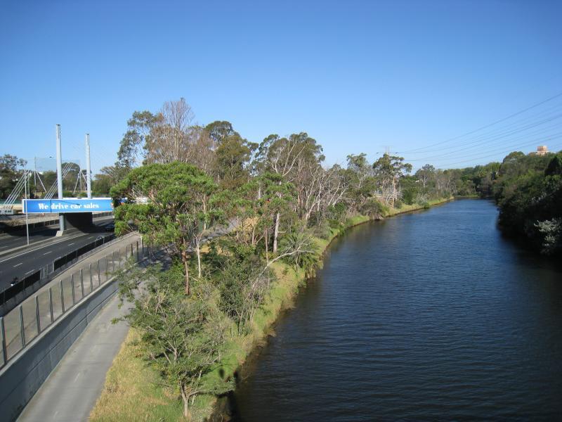 Richmond - Yarra River through loop around Burnley: View east along Yarra River and Monash Fwy from MacRobertson Bridge