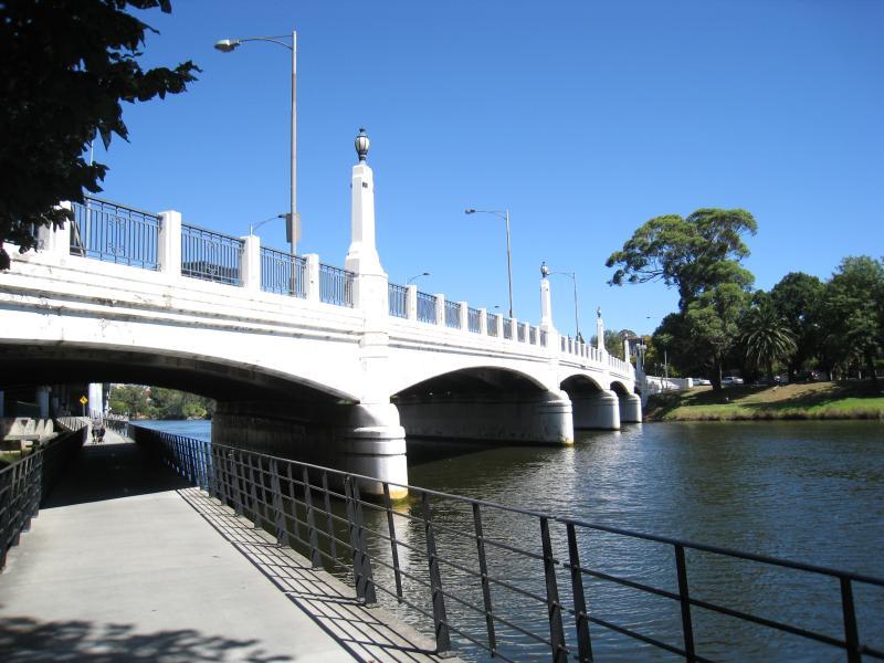 Richmond - Yarra River along southern border of Richmond with South Yarra: View south-east along Main Yarra Trail on north side of Yarra River towards Hoddle Bridge