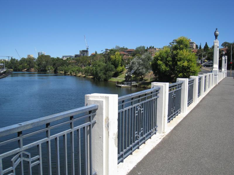 Richmond - Yarra River along southern border of Richmond with South Yarra: View south-east along Yarra River from Hoddle bridge