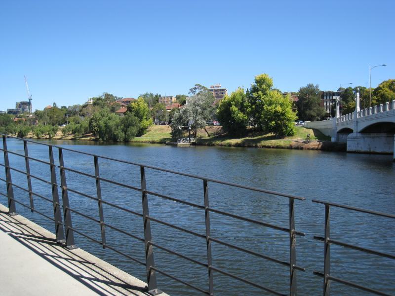 Richmond - Yarra River along southern border of Richmond with South Yarra: View south-east along Yarra River and Main Yarra Trail east of Hoddle Bridge