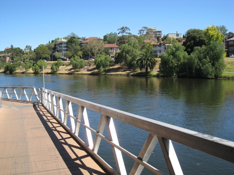 Richmond - Yarra River along southern border of Richmond with South Yarra: View south-east along Yarra River and Main Yarra Trail east of Hoddle Bridge