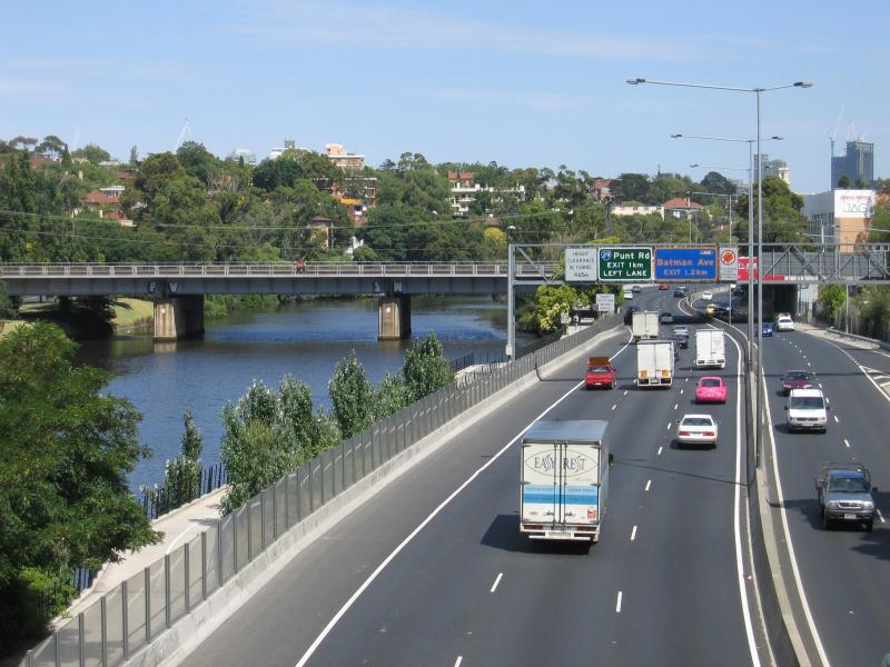 Richmond - Monash Freeway (CityLink) along southern edge of Richmond: View west along Monash Fwy from Church Street Bridge