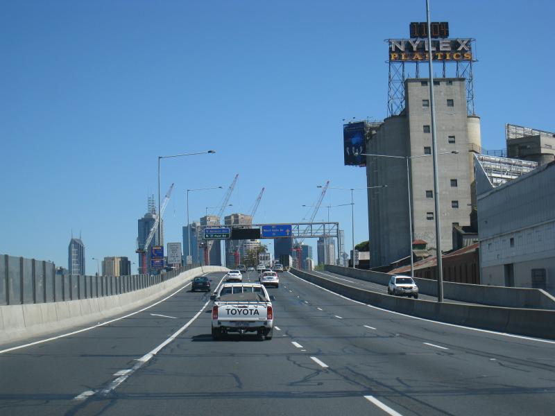 Richmond - Monash Freeway (CityLink) along southern edge of Richmond: View north-west along Monash Fwy towards Nylex Clock at Punt Rd