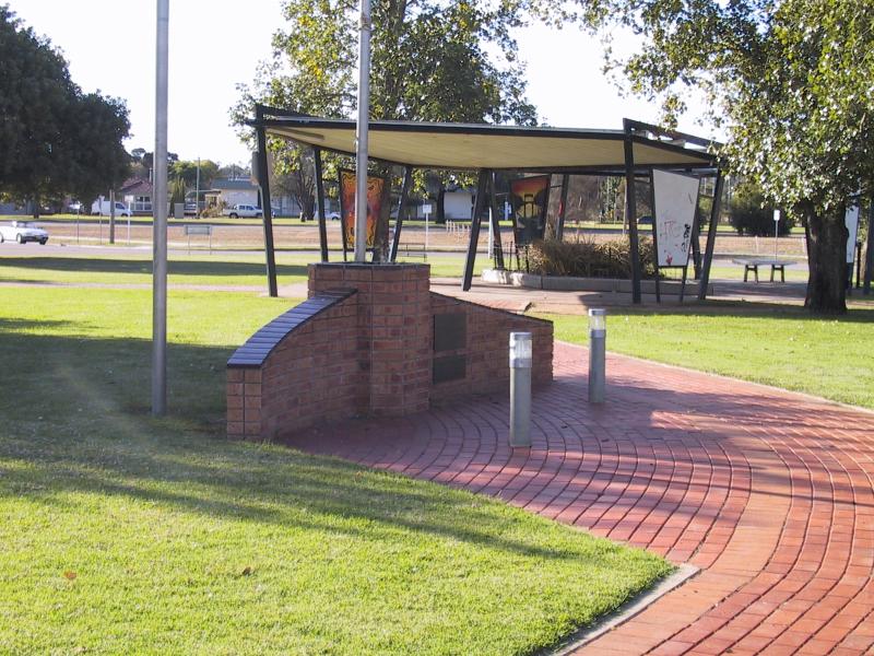 Robinvale - Commercial centre and shops: Gardens in centre of George St between Perrin St and Herbert St