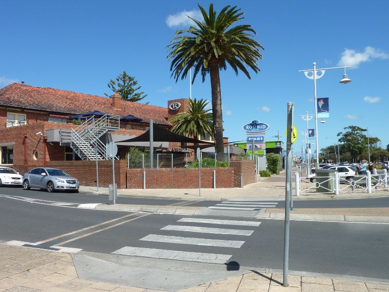 Rosebud - Shops and commercial centre, Point Nepean Road: View west along Pt Nepean Rd at 8th Av towards Rosebud Hotel