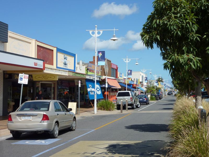 Rosebud - Shops and commercial centre, Point Nepean Road - View west along Pt Nepean Rd west of Rosebud Pde