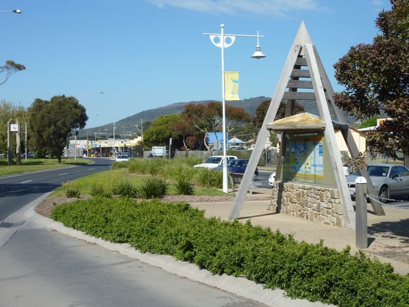 Rosebud - Shops and commercial centre, Point Nepean Road: Tourist information shelter, view east along Pt Nepean Rd towards Jetty Rd