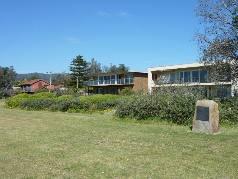 Rosebud - Foreshore reserve and Bay Trail on west side of Rosebud Pier: Houses backing into foreshore reserve and monument to 'Rosebud' schooner