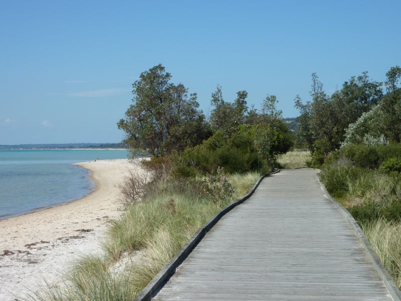 Rosebud - Foreshore reserve and Bay Trail on east side of Rosebud Pier: Easterly view along Bay Trail