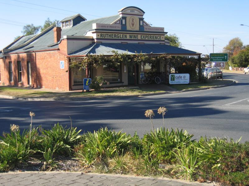 Rutherglen - Rutherglen Wine Experience Centre, Main Street at Howlong Street: Rutherglen Wine Experience visitor centre, corner Howlong St and Main St