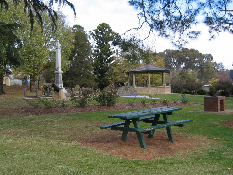 Rutherglen - Lake King and Apex Park, Murray Street - War memorial, Rutherglen Park and Memorial Gardens, Murray St