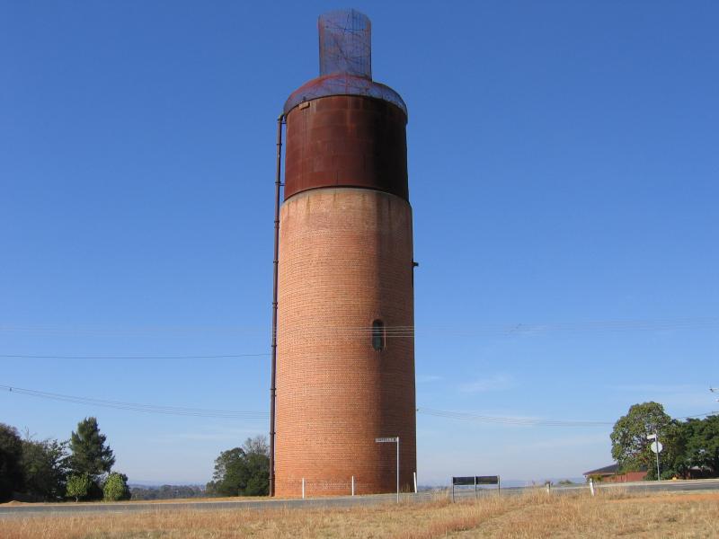 Rutherglen - Wine bottle shaped water tower, Campbell Street: View of tower from Campbell St opposite Carlyle Rd