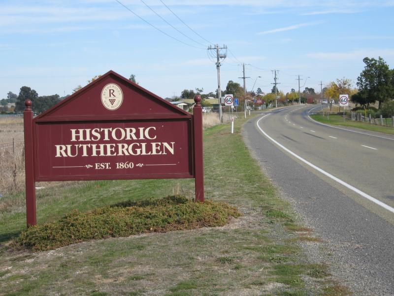 Rutherglen - Around Rutherglen - Rutherglen town sign, view south-west along Murray Valley Hwy towards Carlyle Rd