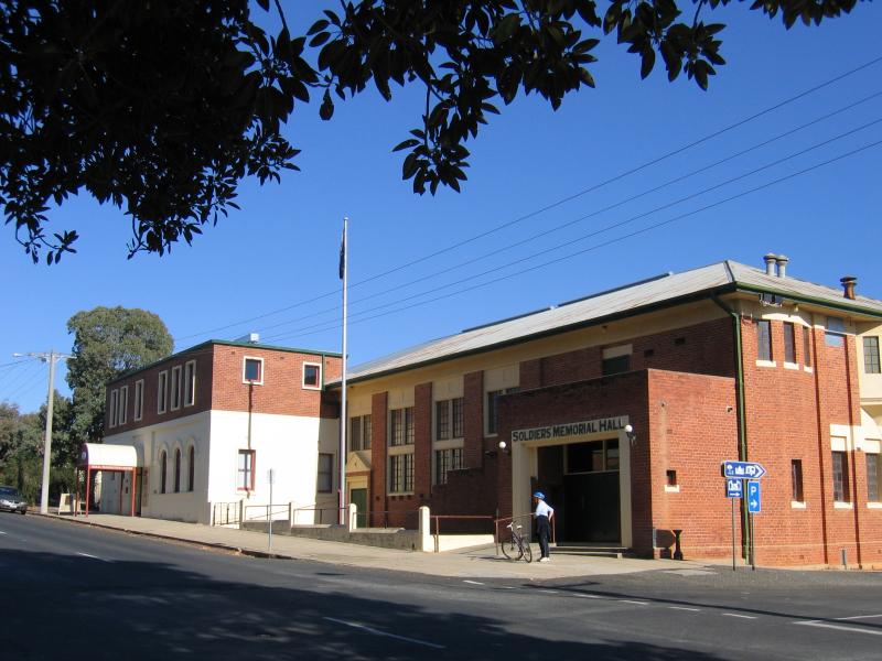Rutherglen - Around Rutherglen: Memorial Hall, south-west along High St at Murray St