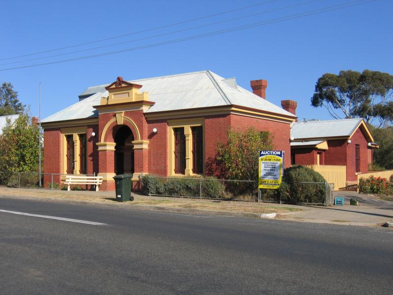 Rutherglen - Around Rutherglen: Old Court House, High St between Murray St and Church St