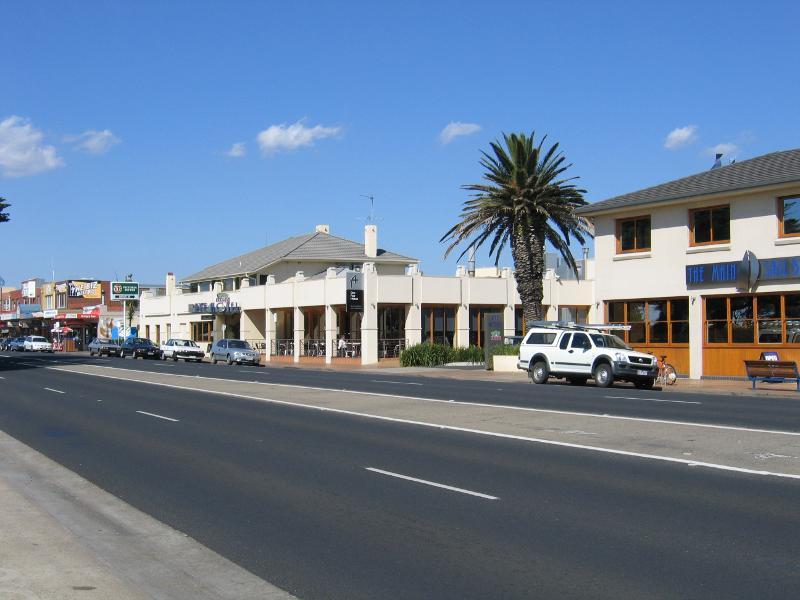 Rye - Commercial centre and shops, Point Nepean Road - Rye Hotel, view east along Point Nepean Rd between Napier St and Dundas St