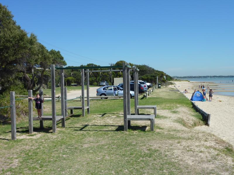 Rye - Beach and foreshore between Tyrone Boat Ramp and Flinders Street: View west along foreshore at car park