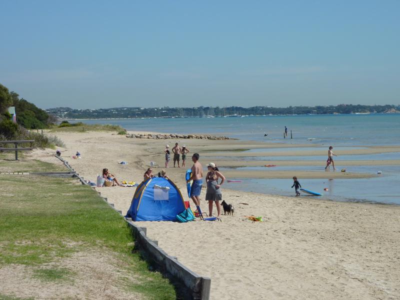 Rye - Beach and foreshore between Tyrone Boat Ramp and Flinders Street: View west along beach from foreshore at car park