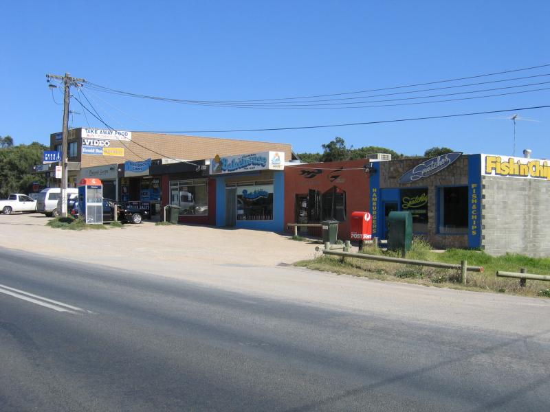 Rye - Rye Ocean Beach, Dundas Street at St Andrews Beach: Local shops, Dundas St at Avon Rd