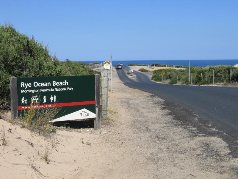 Rye - Rye Ocean Beach, Dundas Street at St Andrews Beach: Access road to Rye Ocean Beach, off Dundas St