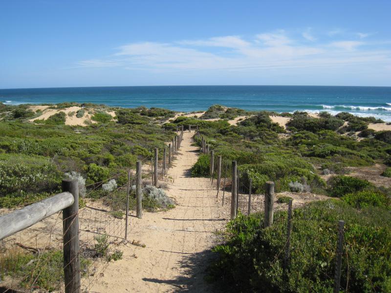 Rye - St Andrews Ocean Beach, Paradise Drive at St Andrews Beach: Path down to beach from car park