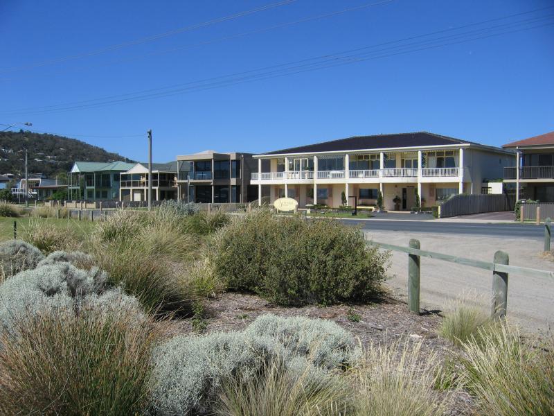 Safety Beach - Marine Drive area: View north along Marine Dr, north of Victoria St