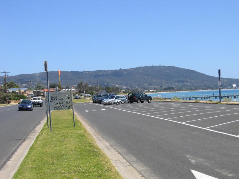 Safety Beach - Marine Drive area: View south along Marine Dr at Victoria St