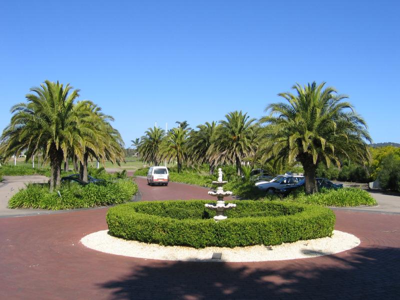Safety Beach - Safety Beach Country Club: Car park at clubhouse and Atrium Restaurant