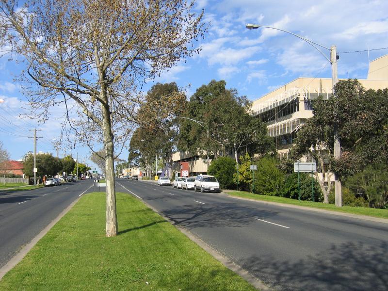 Sale - Princes Highway through Sale: View east along Princes Hwy towards Pearson St
