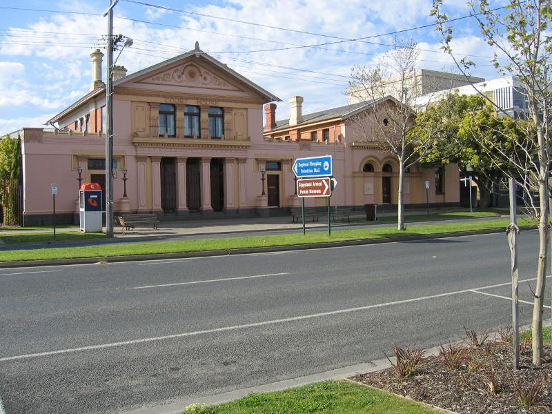 Sale - Princes Highway through Sale: Court House, Princes Hwy between Desailly St and Raymond St