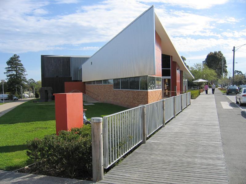 Sale - Princes Highway through Sale: Wellington Entertainment Centre, view west along Princes Hwy at Raymond St