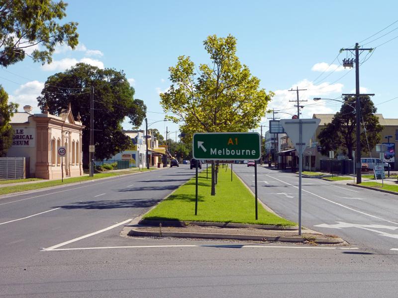 Sale - Princes Highway through Sale: View west along Princes Hwy at York St