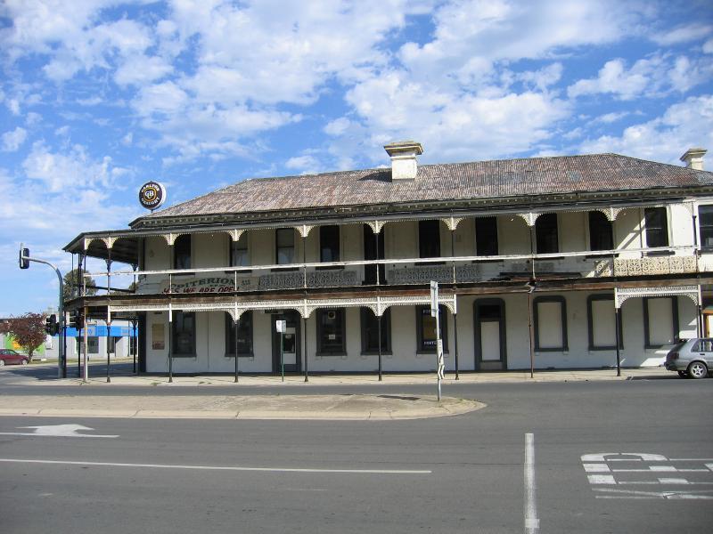Sale - Princes Highway through Sale: Criterion Hotel, corner MacAlister St and Princes Hwy