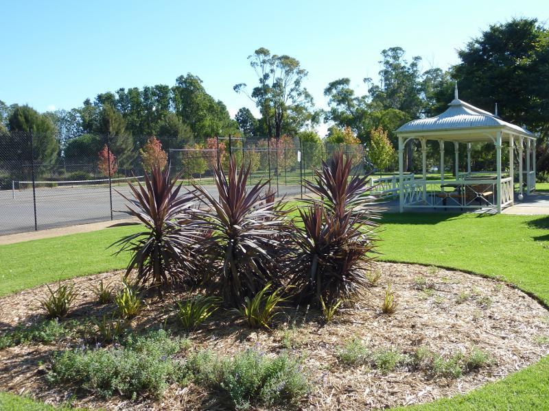 Sale - Botanic Gardens: Tennis courts and shelter