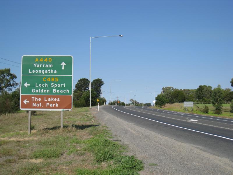 Sale - Town of Longford, south of Sale: View south along South Gippsland Hwy towards Loch Sport Rd