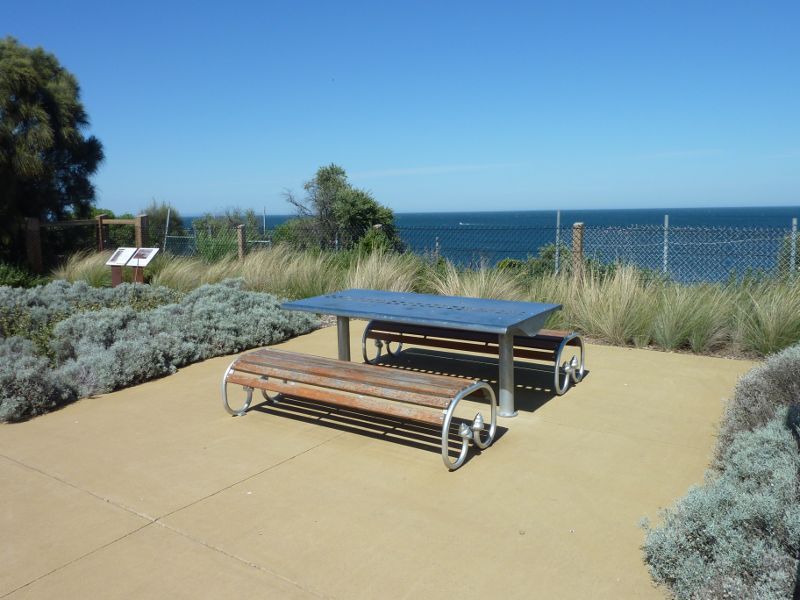 Sandringham - Beach and coastline opposite Royal Avenue: Picnic area at car park