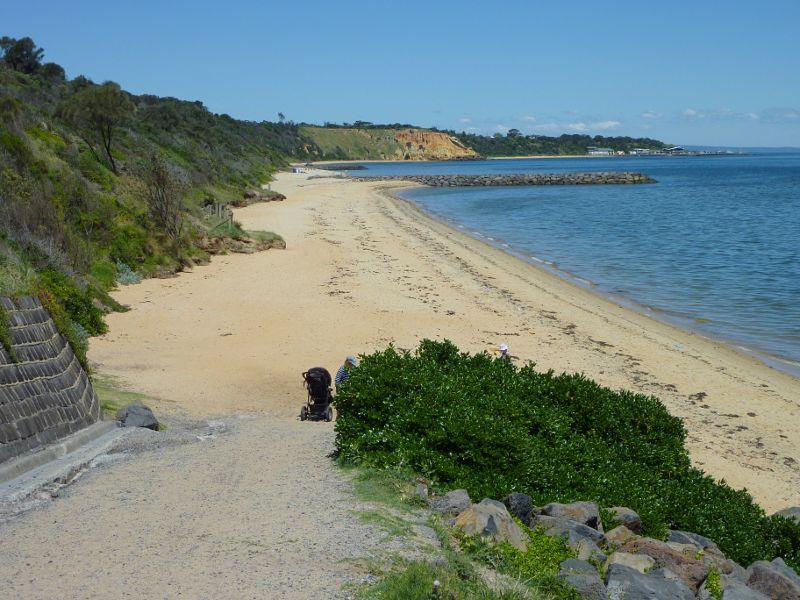 Sandringham - Beach and coastline opposite Tennyson Street: South-easterly view along beach