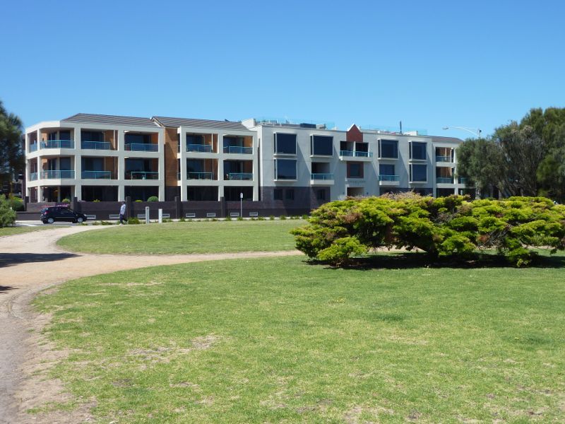 Sandringham - Beach and foreshore park between Sims Street and band rotunda: View through foreshore park towards Beach Rd at Bay Rd