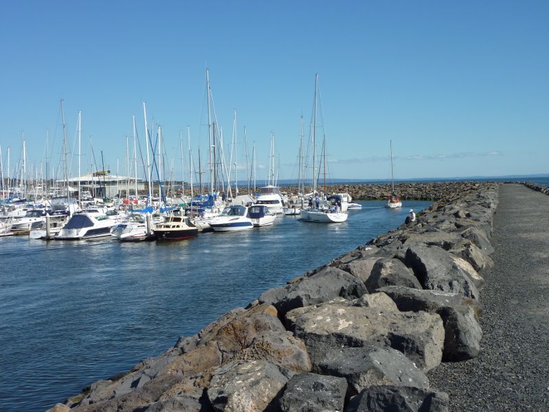 Sandringham - Picnic Point, breakwater and boat harbour: Southerly view along breakwater