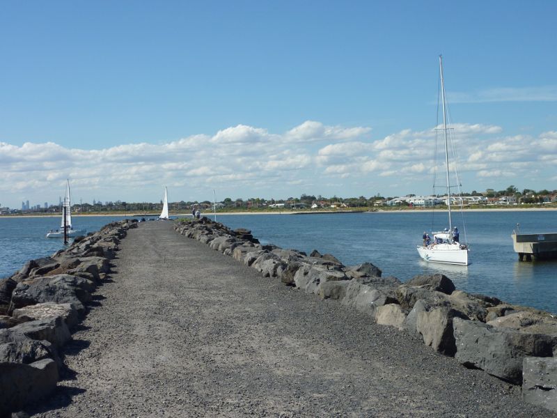Sandringham - Picnic Point, breakwater and boat harbour: Northerly view long breakwater