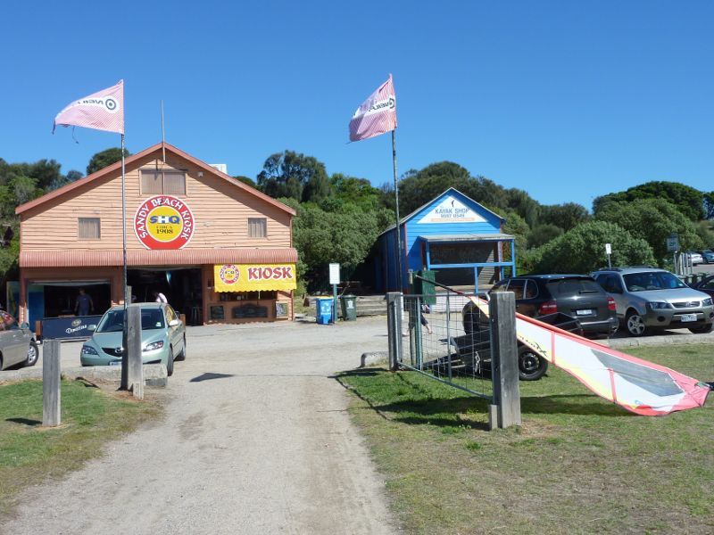 Sandringham - Picnic Point, Hampton Pier: Kiosk and kayak shop near entrance to Hampton Pier