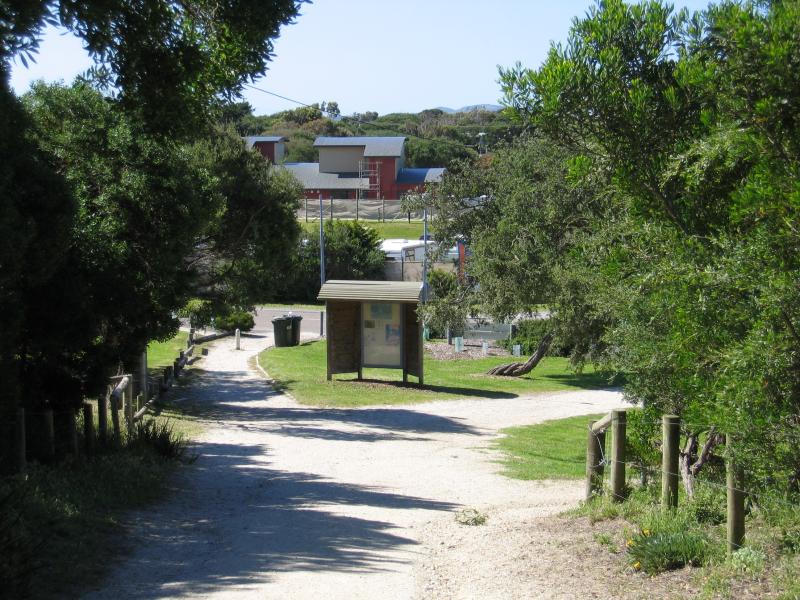 Sandy Point - Foreshore Reserve and beach at Surfers Walk: View north along Surfers Walk towards Beach Pde