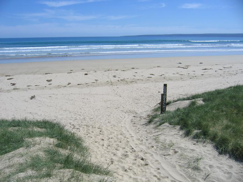 Sandy Point - Ned Neals Lookout and beach, western end of Beach Parade: Path down to beach