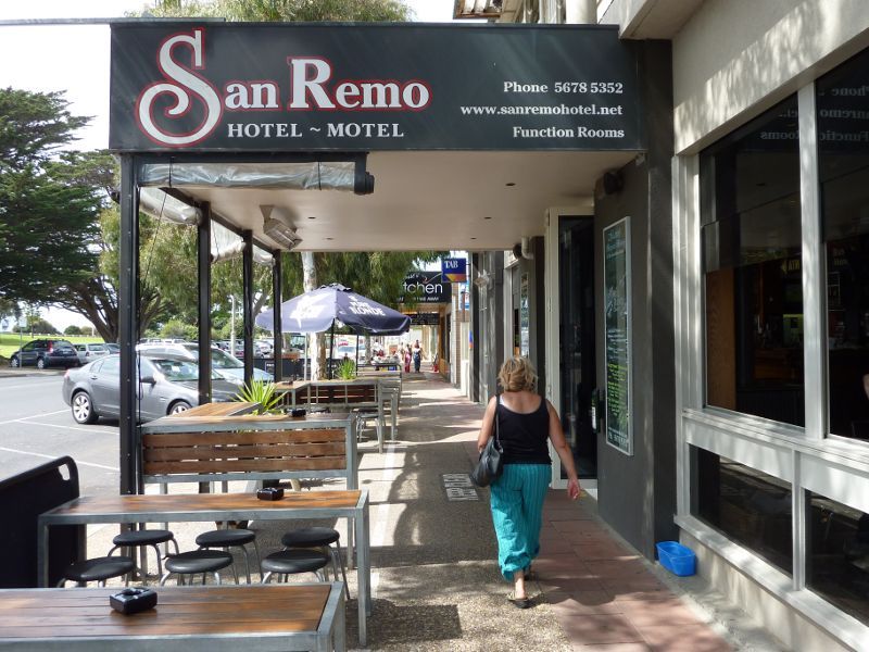 San Remo - Shops and commercial centre, Marine Parade: Outdoor seating at San Remo Hotel