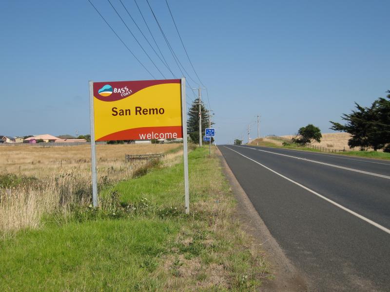 San Remo - Phillip Island Road through San Remo: View west along Phillip Island Rd towards San Remo town sign