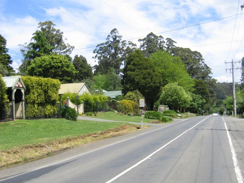 Sassafras - Around Sassafras: View south along Mt Dandenong Tourist Rd at Hethersett Rd