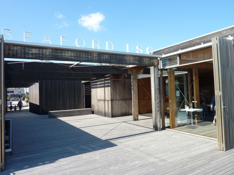 Seaford - Seaford Pier and surrounding beaches: Seaford Life Saving Club and cafe near entrance to pier