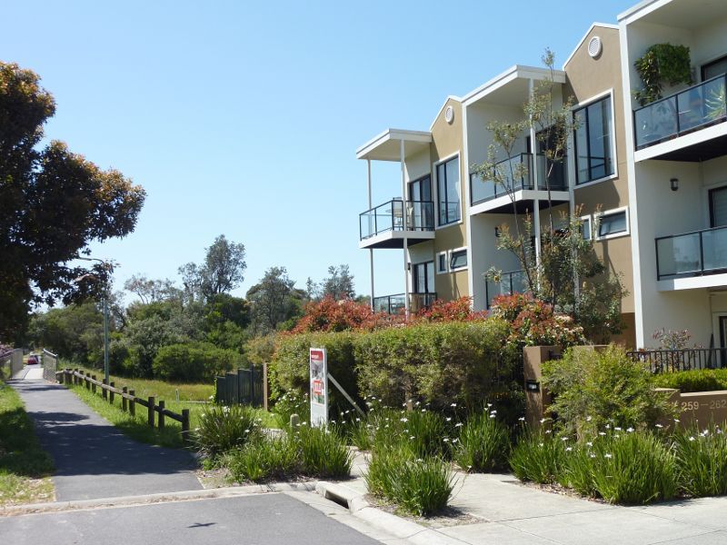 Seaford - Kananook Creek at McCulloch Avenue: View east along McCulloch Av towards Kananook Creek