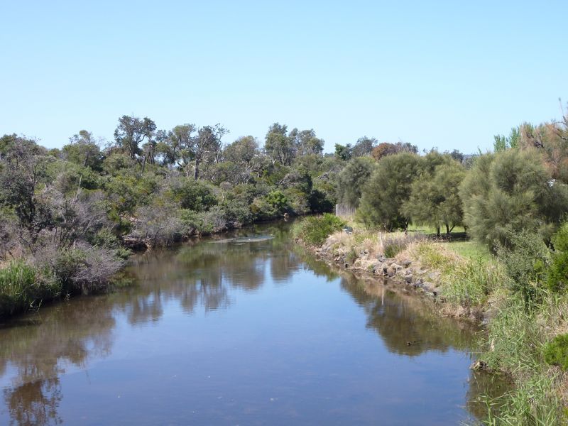 Seaford - Kananook Creek at McCulloch Avenue: View south along creek from footbridge