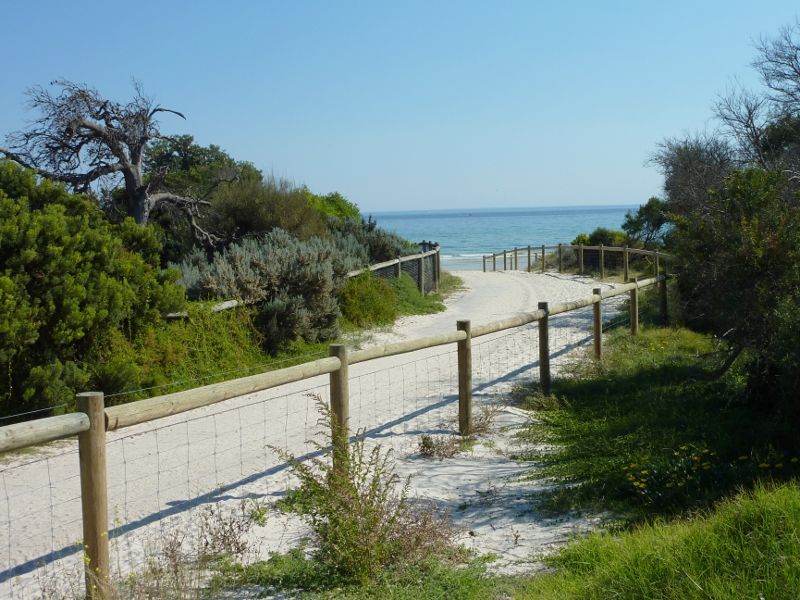 Seaford - Beach at Riviera Outfall: Pathway from Nepean Hwy to beach